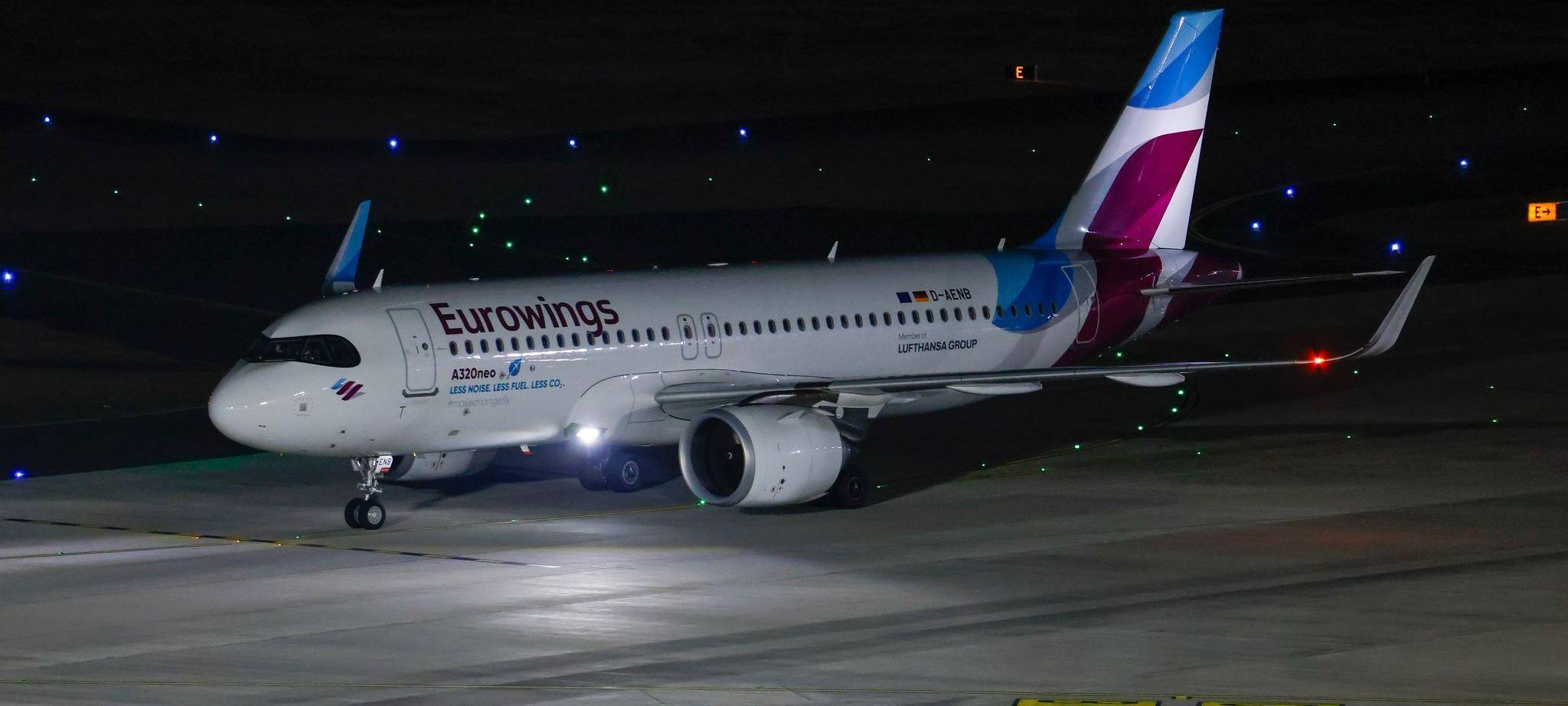Eurowings-Evakuierungsflieger kommt am Flughafen Köln Bonn an