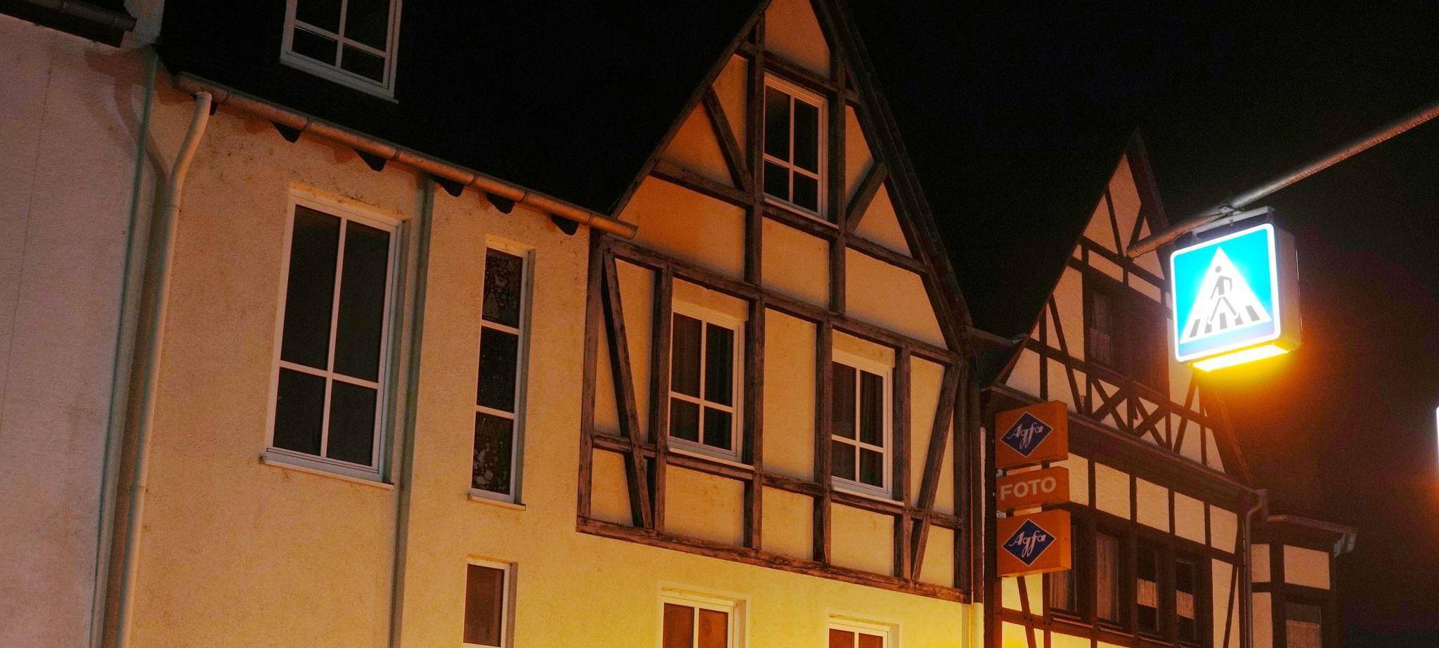 Teile eines Meteoriten beschädigen Häuser