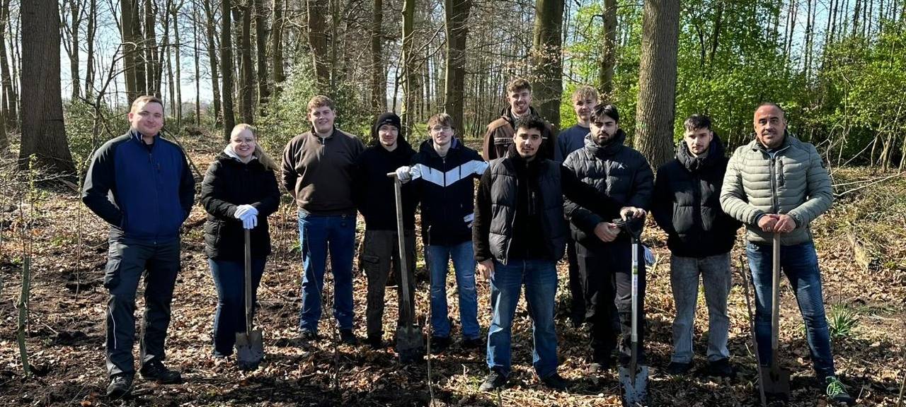 Azubis pflanzen 180 Bäume in Ochtrup