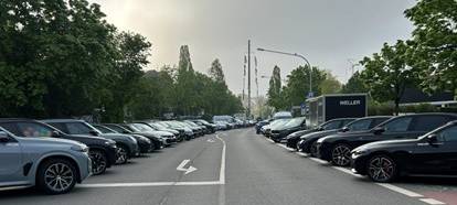 Viele Autos stehen auf der Straße bei dem Fest Ibbenbüren brummt!