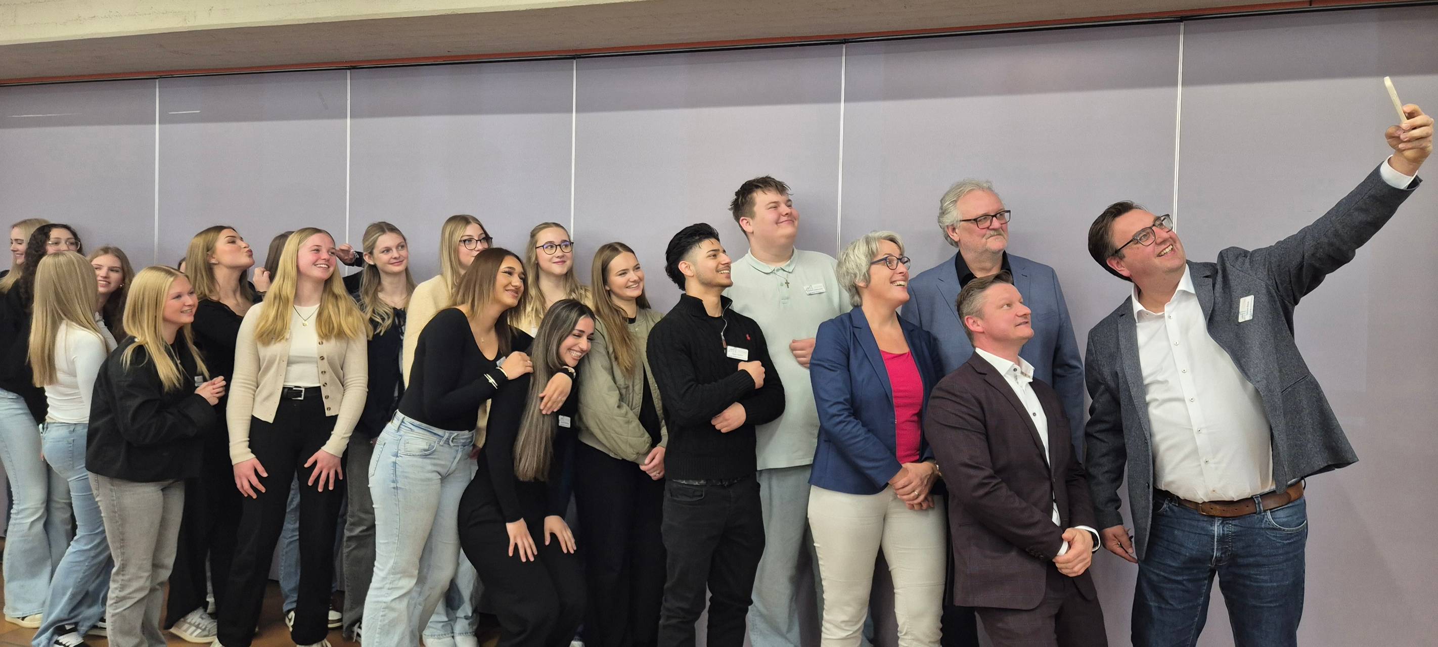 Die Beteiligten des Projektes machen ein Selfie.