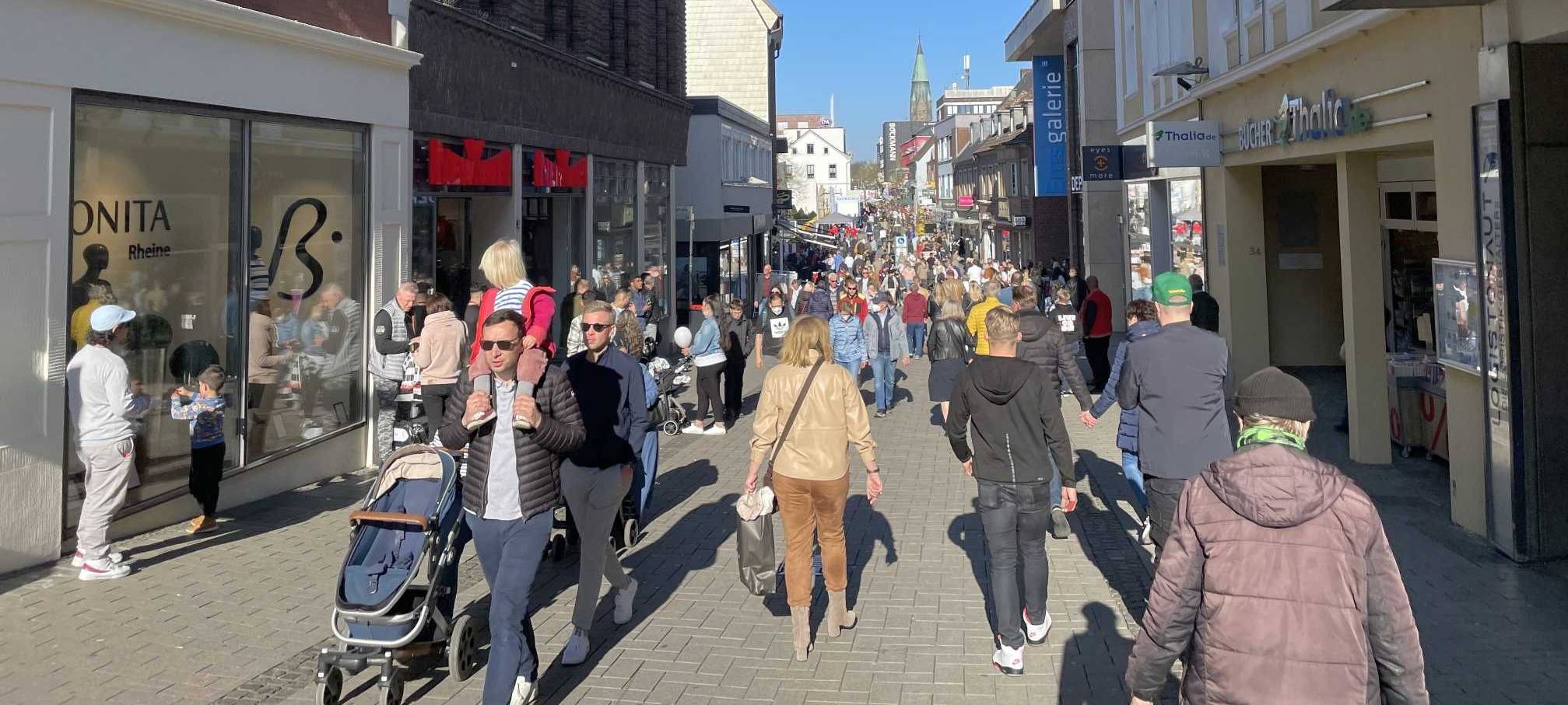 Viele Besucher in der Innenstadt von Rheine