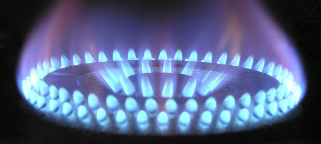 Gasflammen vor schwarzem Hintergrund