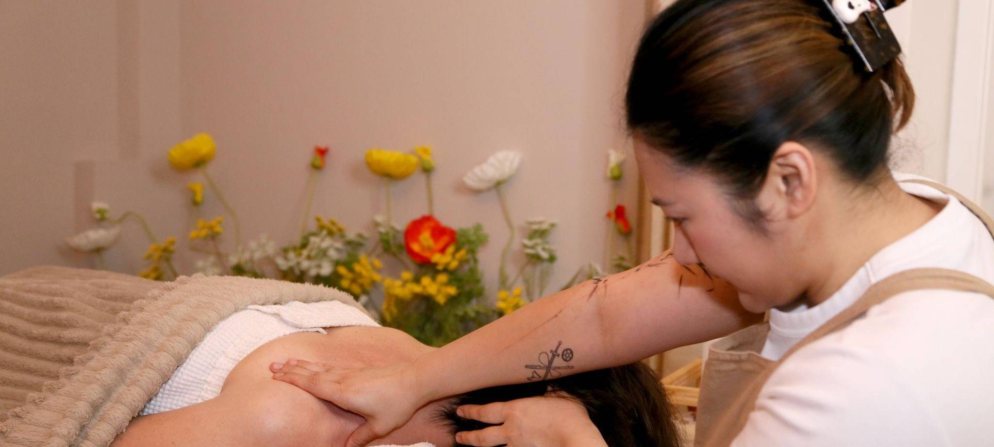 Wijitra Kaehne bei der Nackenmassage