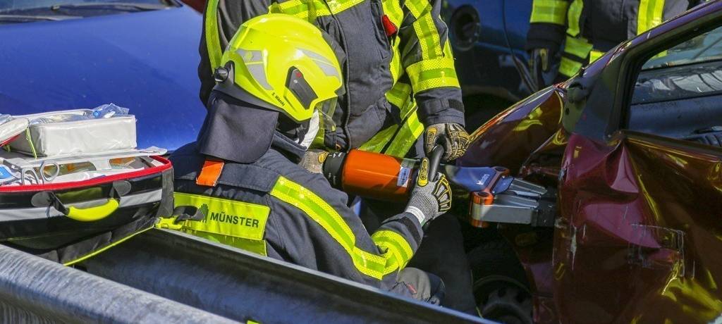 Feuerwehrleute demonstrieren den Einsatz einer Rettungsschere, mit der unter anderem bei Unfällen Verletzte aus Autowracks befreit werden.