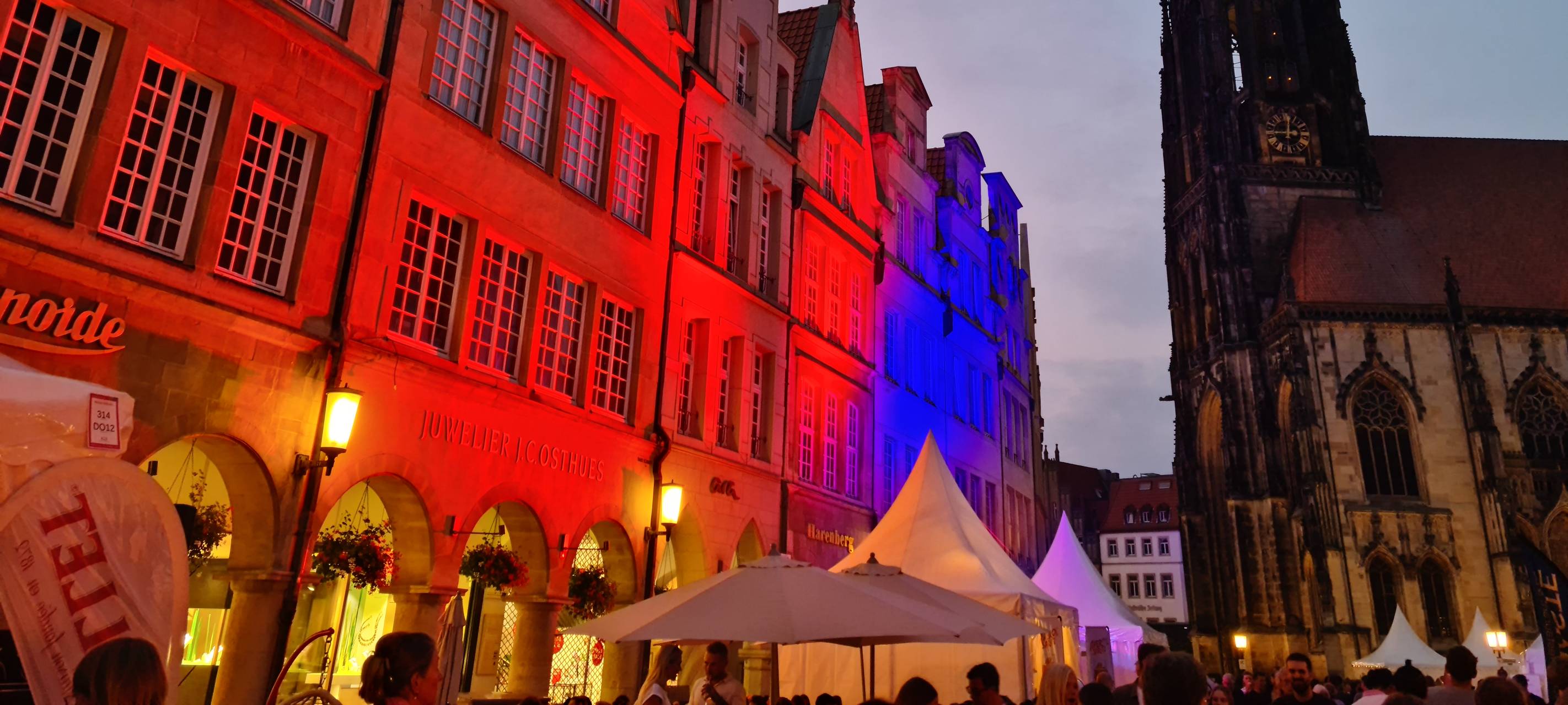 Münsters Prinzipalmarkt in bunten Farben beleuchtet.