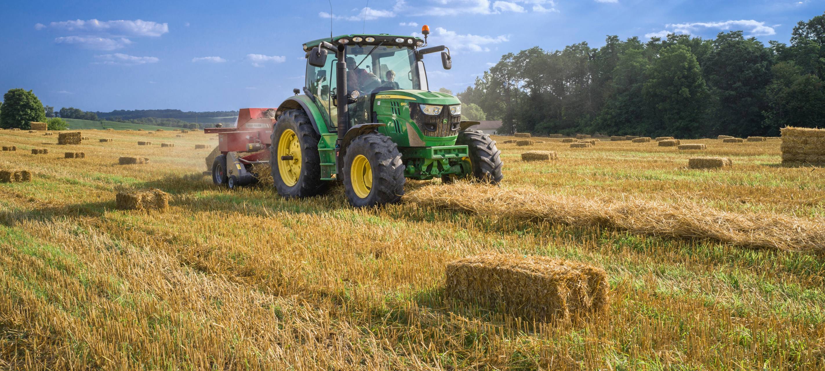 Ein Traktor fährt über ein Feld.