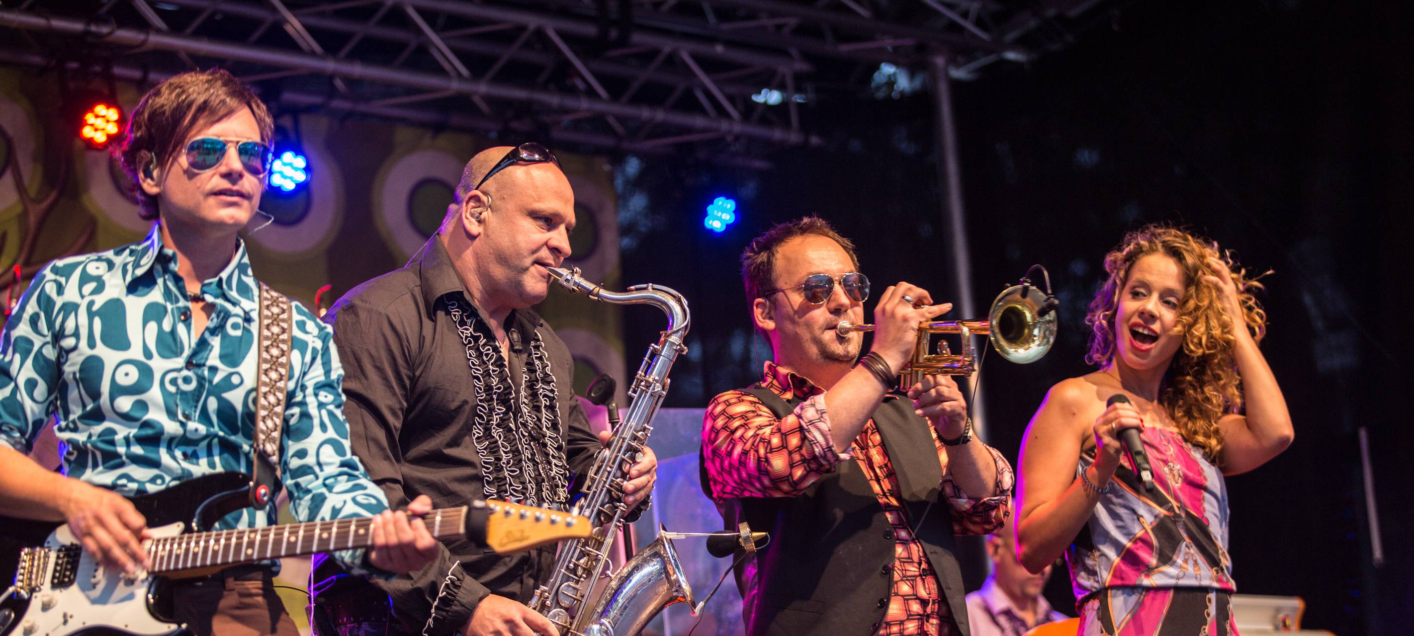 Die Band "Familie Hossa" auf der Bühne, live in Action.