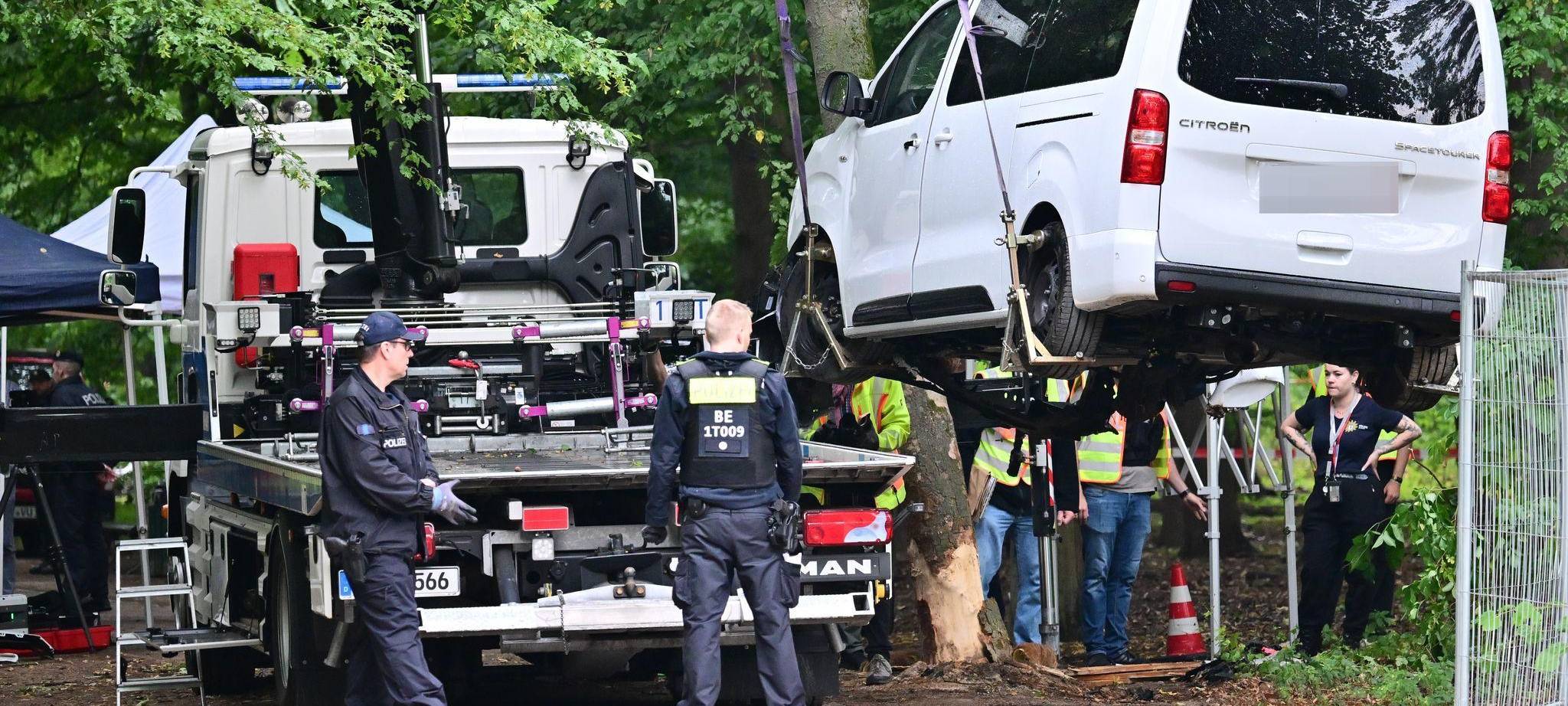 Auto fährt in Menschenmenge - CSD abgebrochen