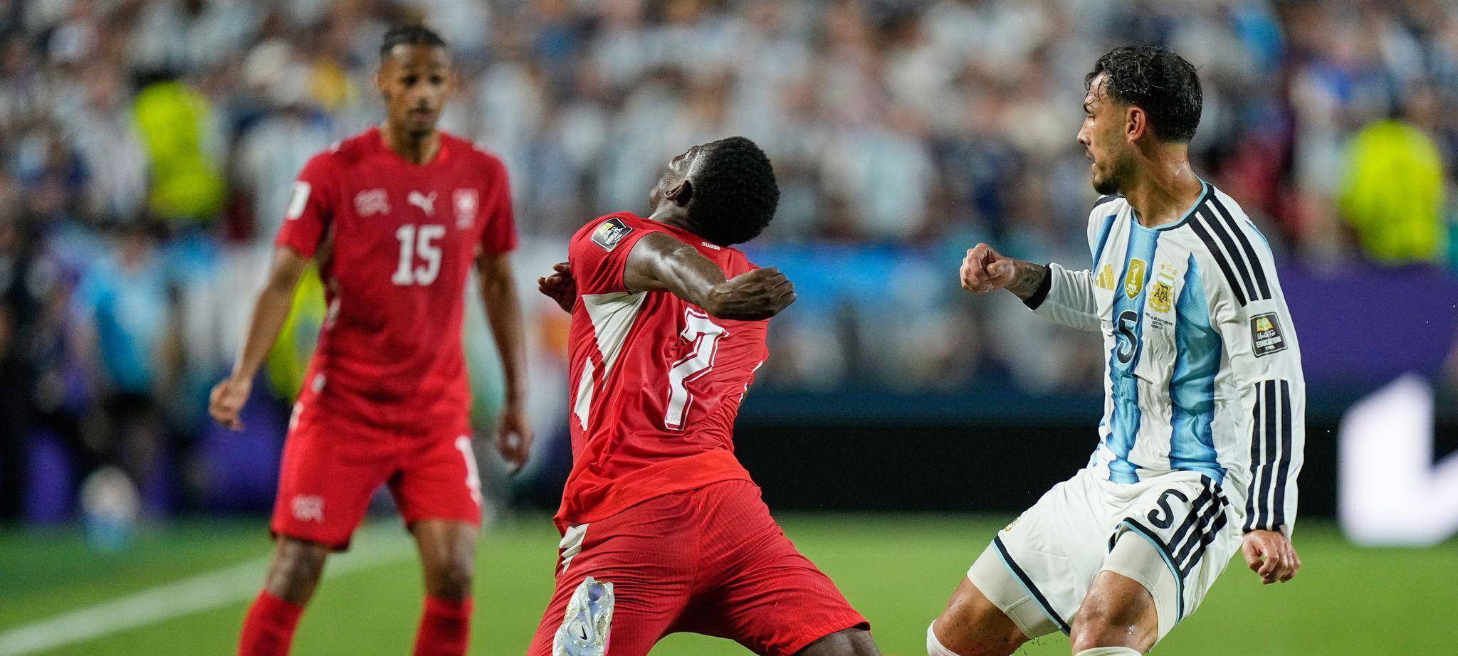 Breel Embolo gegen Leandro Paredes (r)