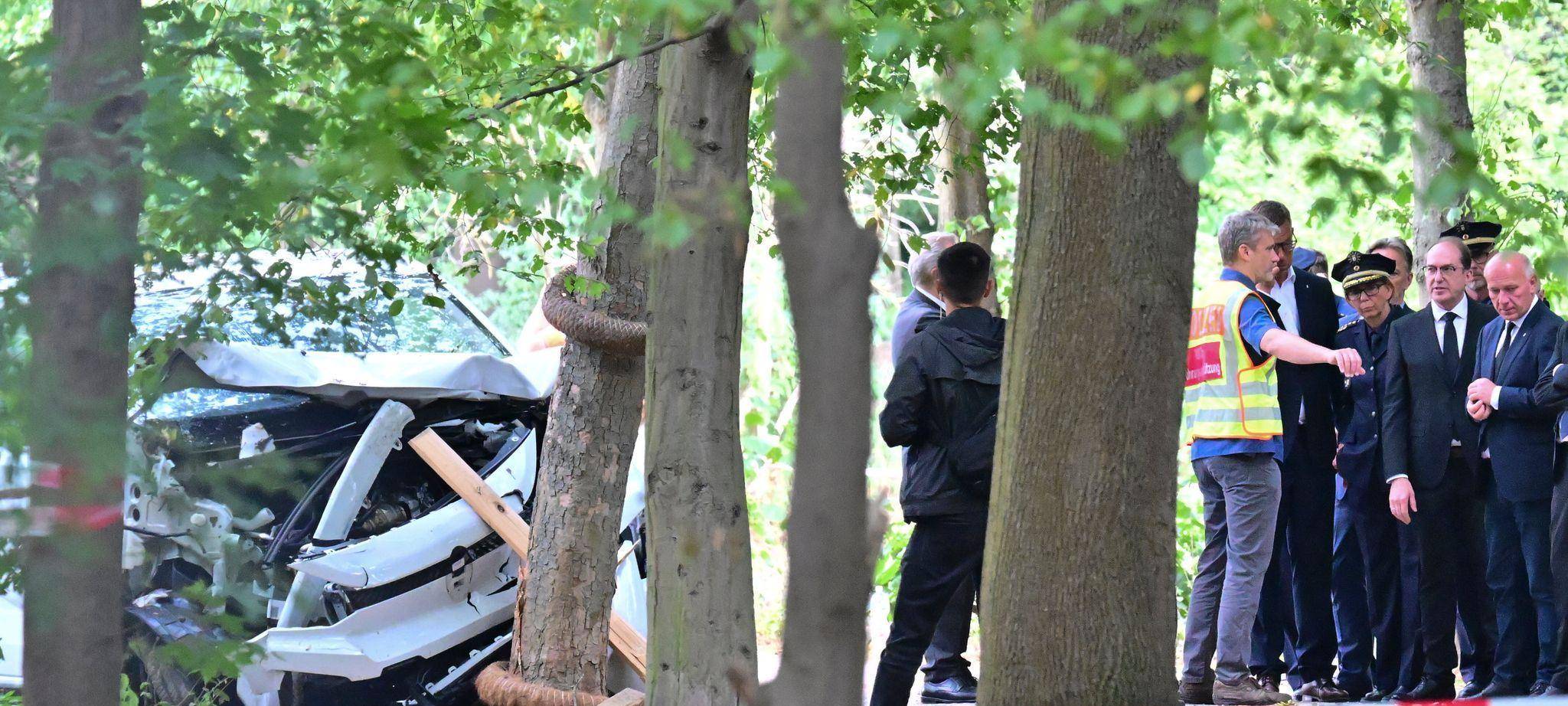 Auto fährt in Menschenmenge
