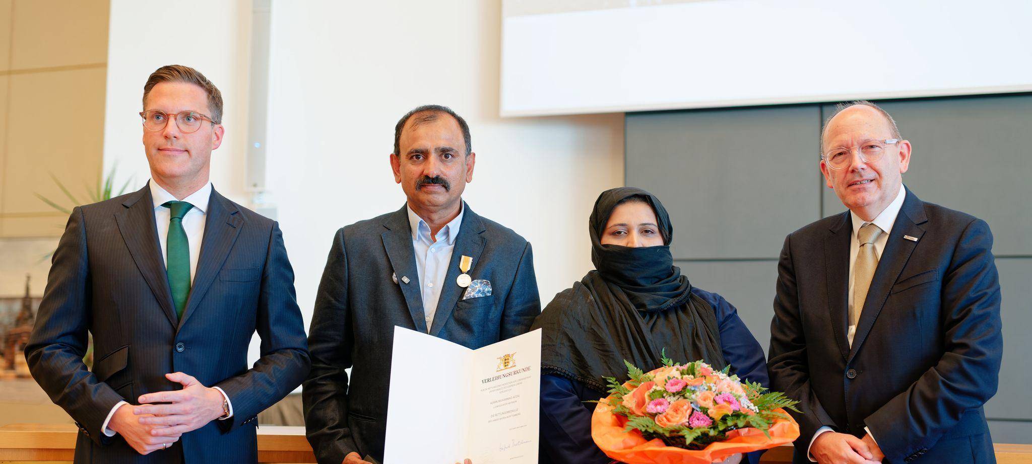 Rettungsmedaille für Taxifahrer Muhammad Afzal