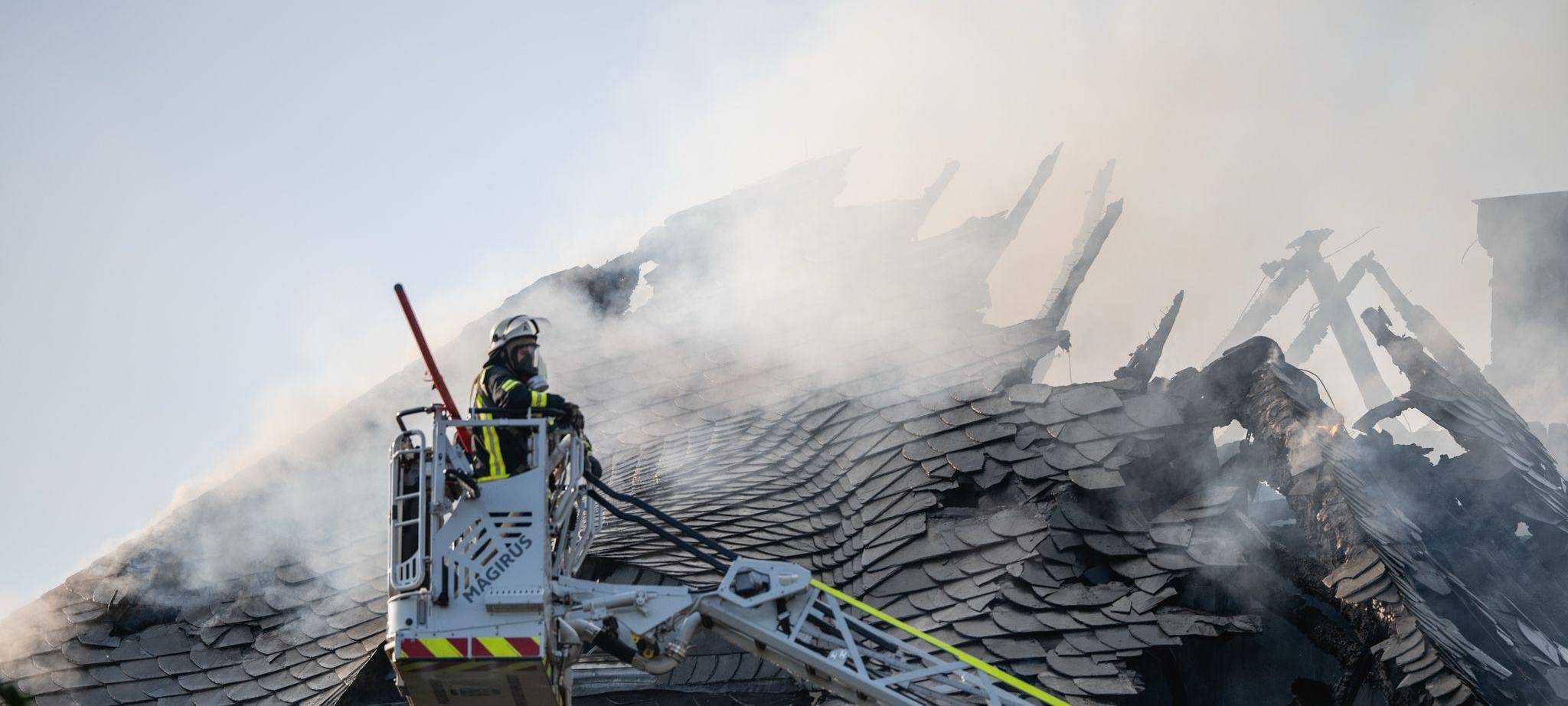 Dach des Schloss Wallhausen in Vollbrand