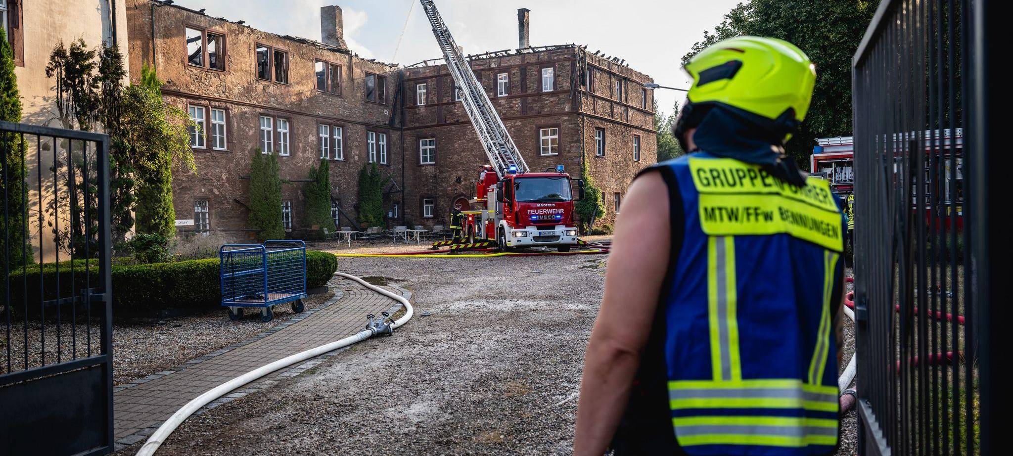Feuerwehr bei Brand im Schloss Wallhausen in Einsatz