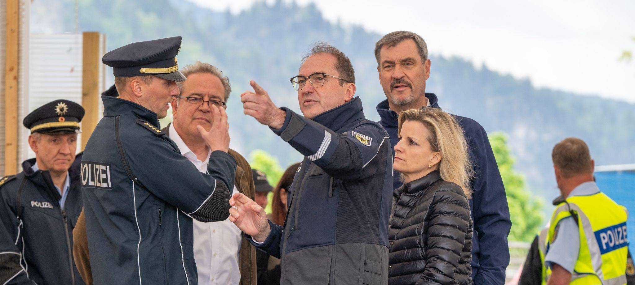 Dobrindt und Söder besuchen Grenzübergang