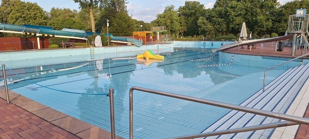 Blick auf das Hauptbecken des Waldfreibades: Es ist nur halb voll