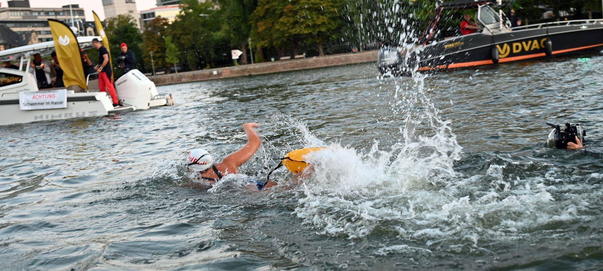 Extremschwimmerin Nathalie Pohl startet in Frankfurt am Main