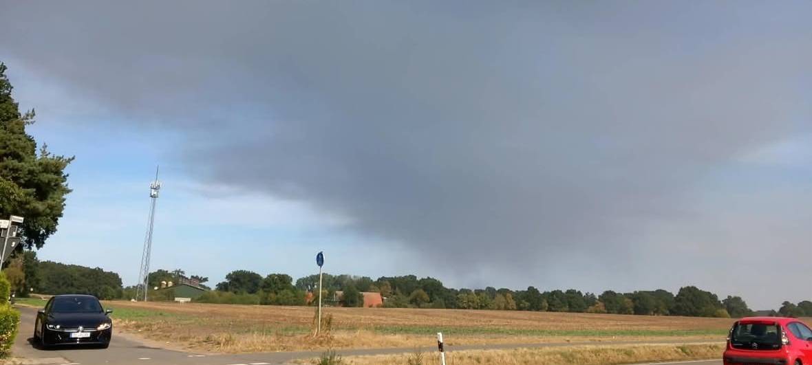 Der Himmel über einem Feld ist dunkel gefärbt.