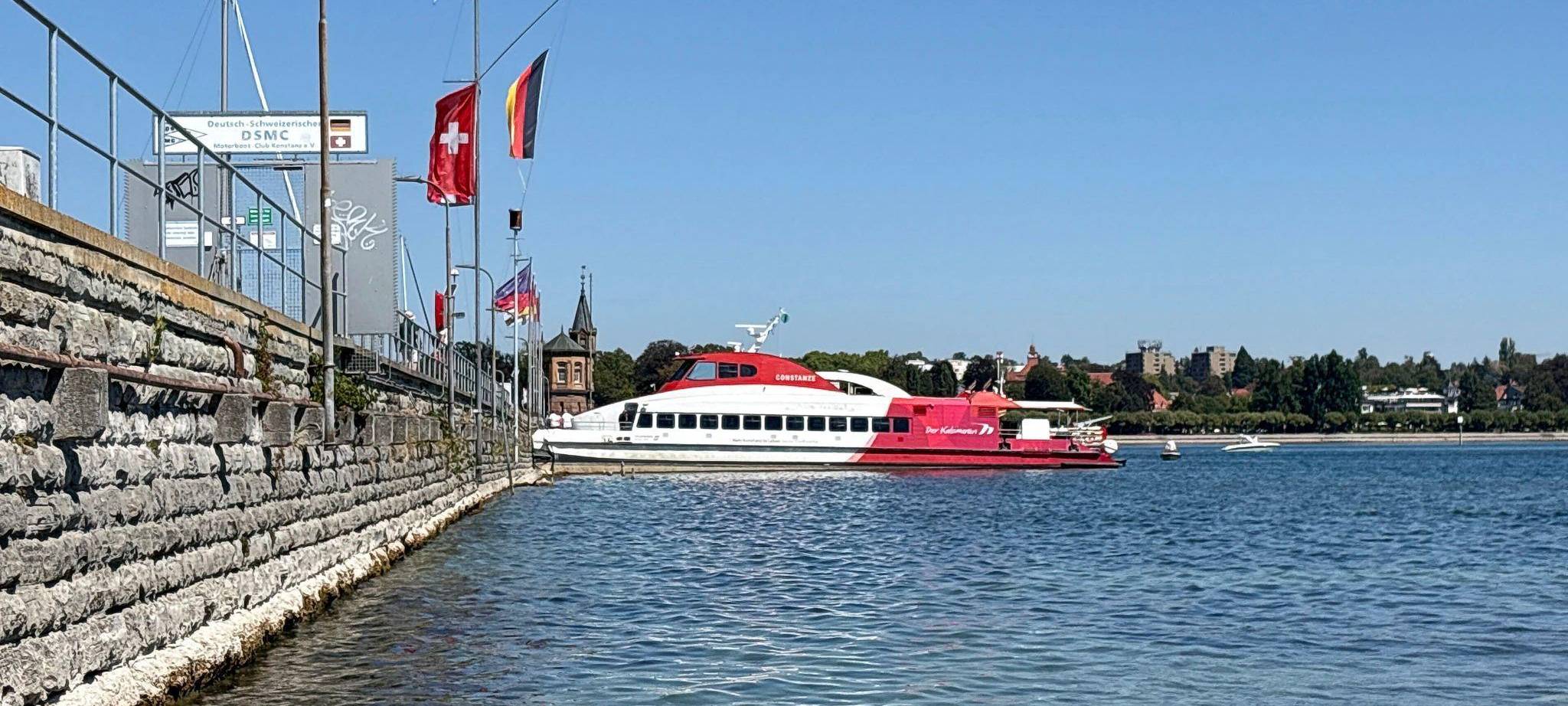 Katamaran prallt in Konstanz gegen Hafenmauer