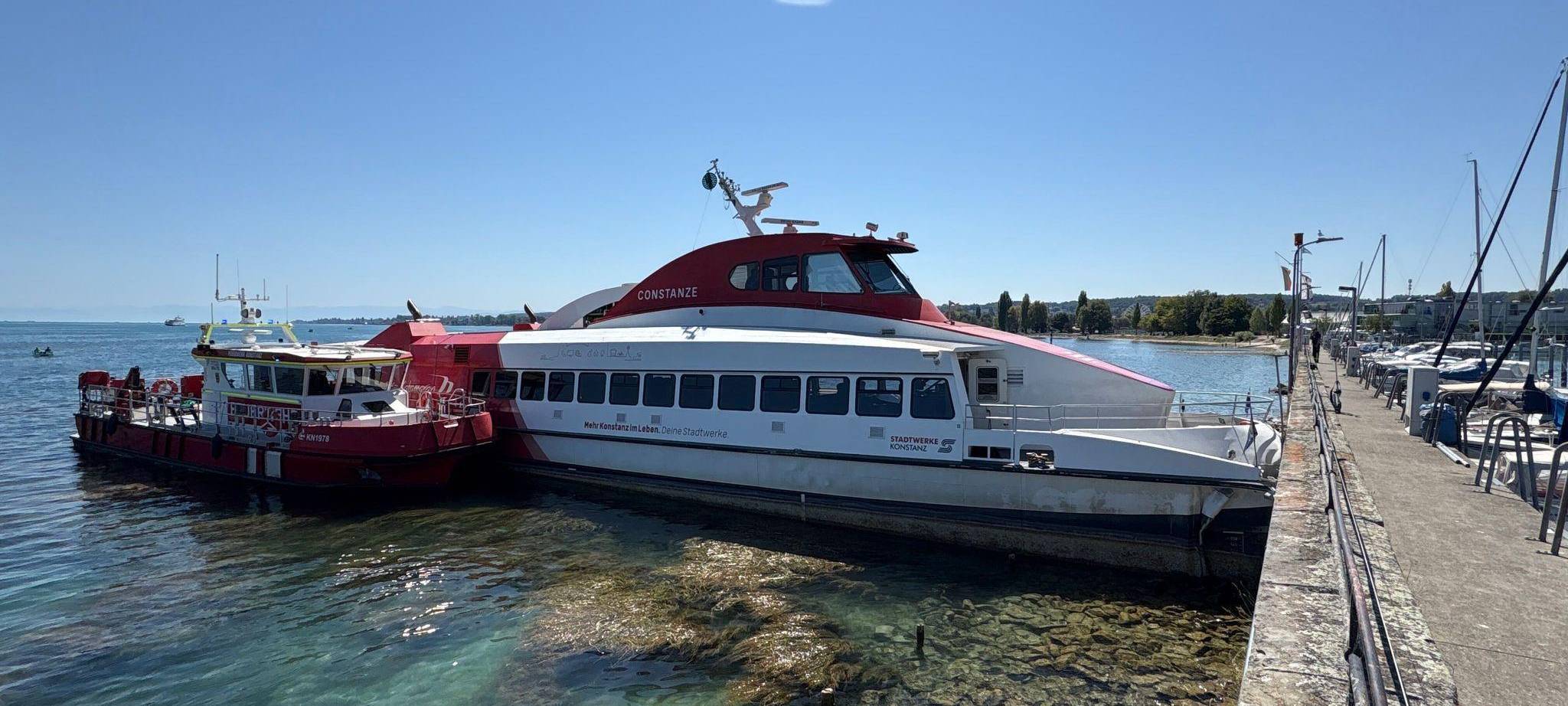Katamaran prallt in Konstanz gegen Hafenmauer
