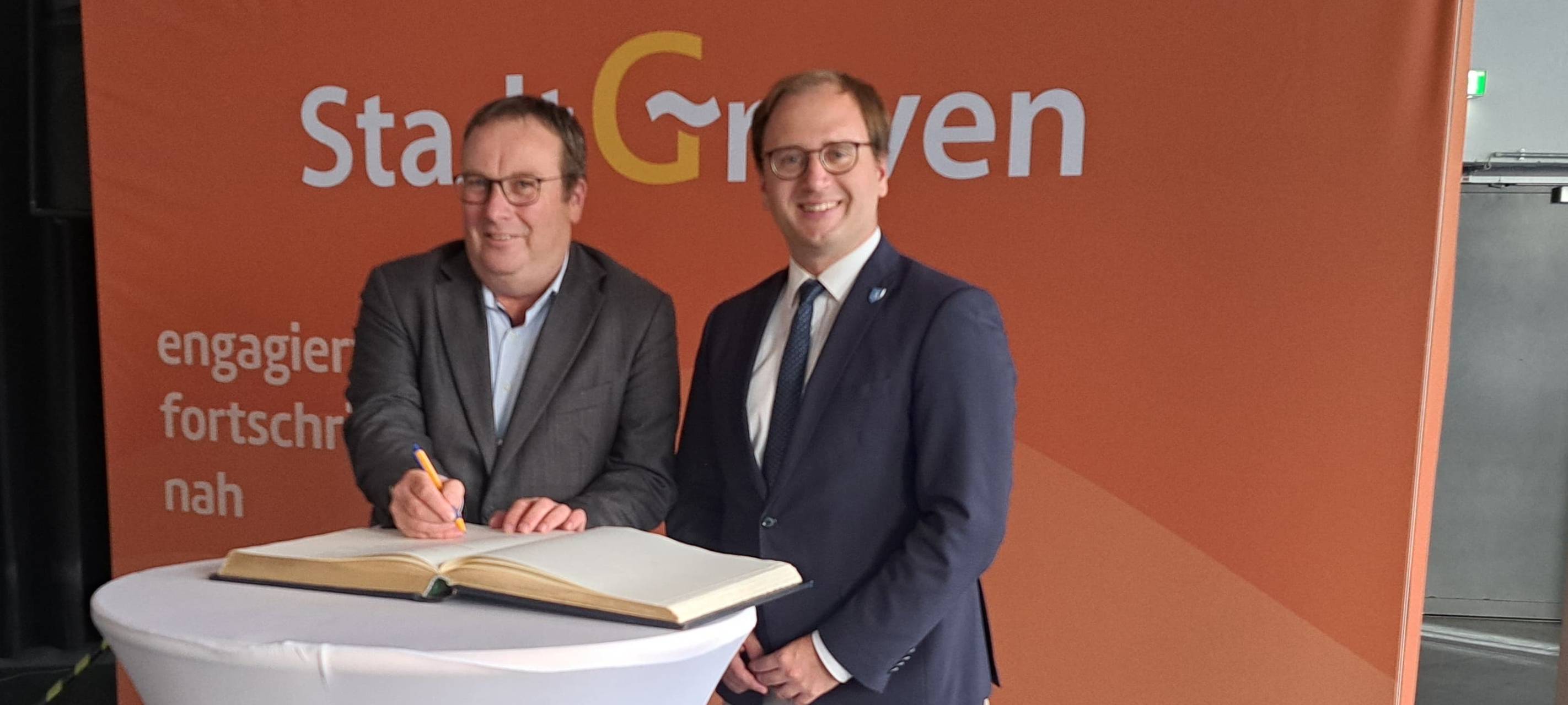 Grevens Bürgermeister Dietrich Aden und NRW-Verkehrsminister Oliver Krischer