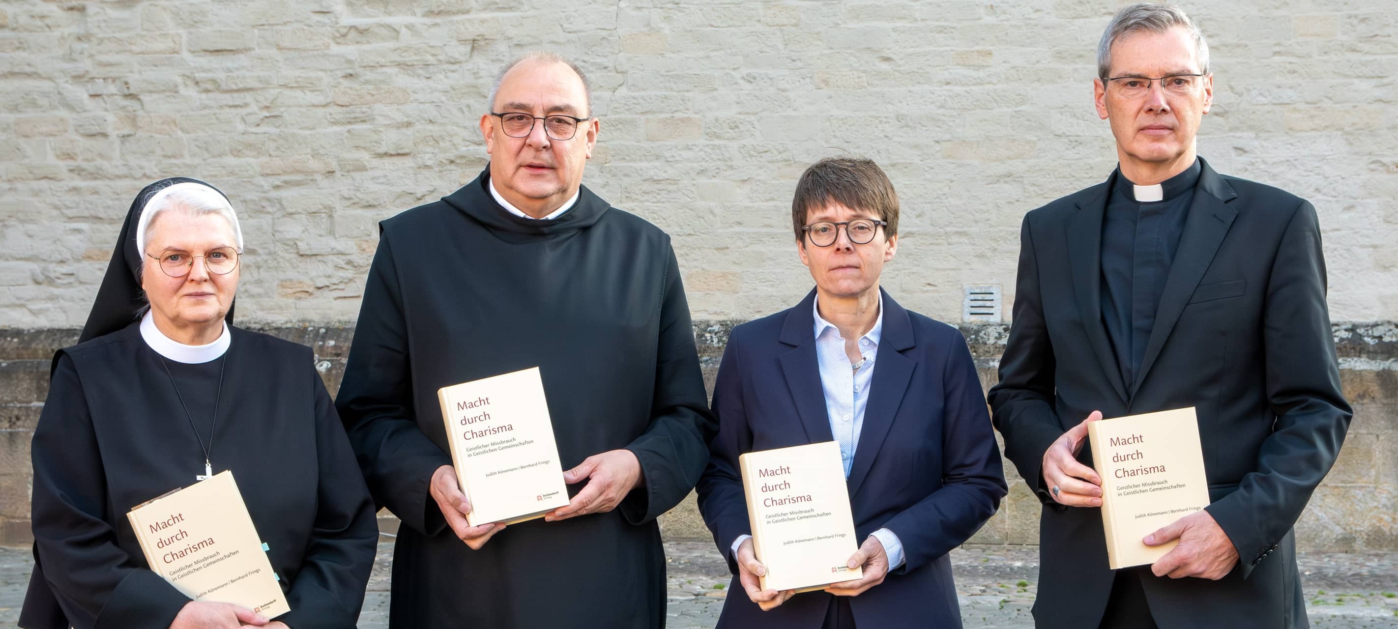 Sr. Maria Cordis Reiker (Generaloberin der Thuiner Franziskanerinnen), Bischof Dr. Dominicus Meier OSB (Bischof von Osnabrück), Dr. Beate Gilles (Generalsekretärin der Deutschen Bischofskonferenz) und Bischof Dr. Heiner Wilmer (Bischof von Münster) stehen nebeneinander