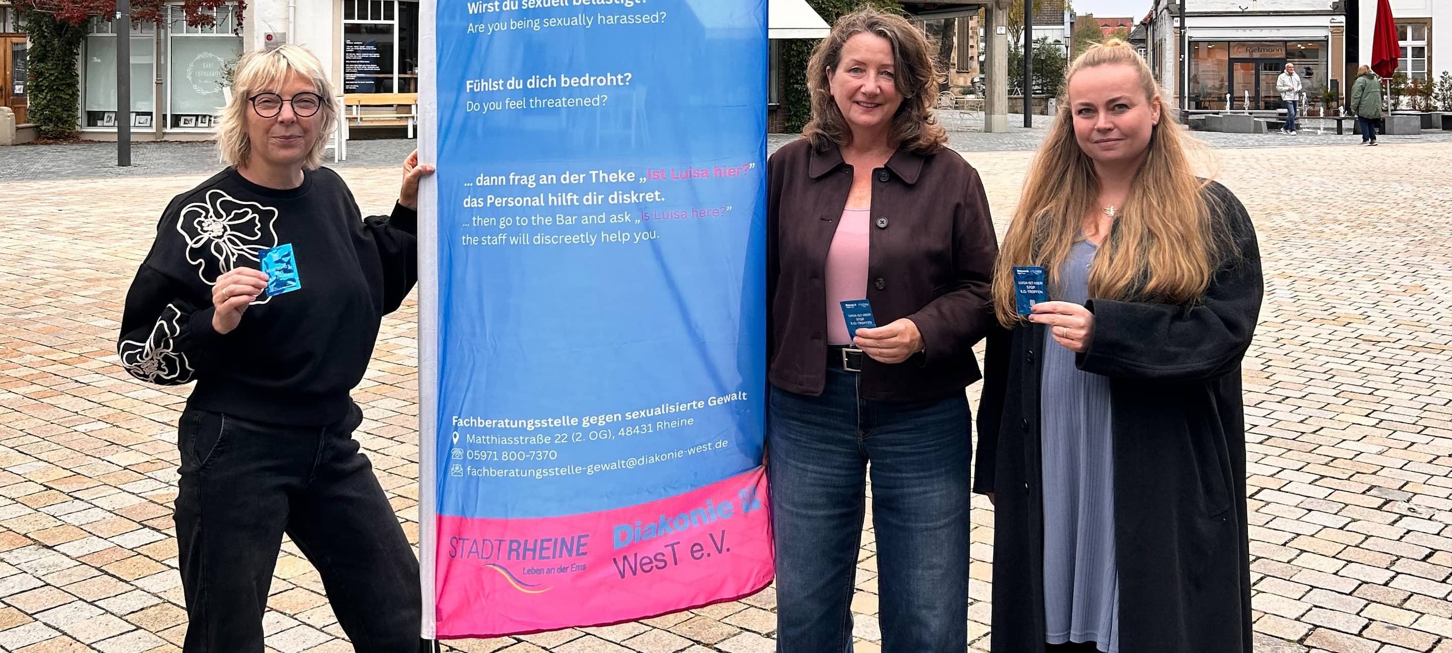 Das Team rund um die Gleichstellungsstelle der Stadt Rheine und der Frauenberatungsstelle des Kreises Steinfurt auf einem Gruppenfoto.