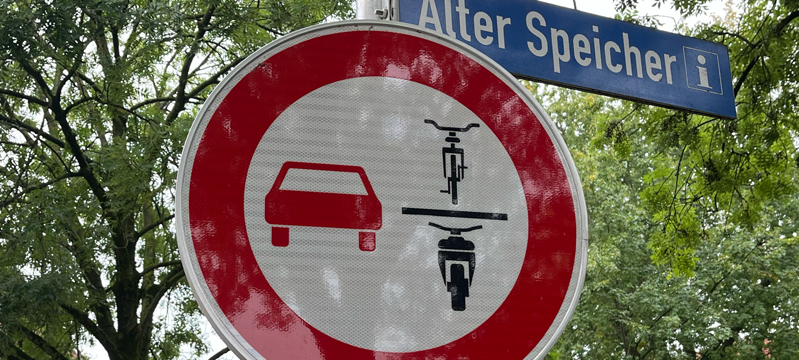 Verkehrsschild zeigt Überholverbot für Radfahrende